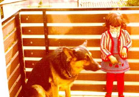 Basko als Babysitter mit Angelika auf dem Balkon