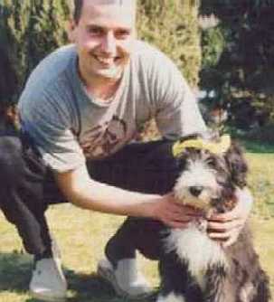 J&ouml;rg mit der kleinen Tomte im Garten